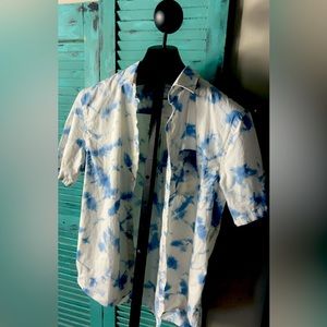 MEN’S LARGE OLD NAVY BLUE AND WHITE TIE DYE BUTTON UP SHIRT!!